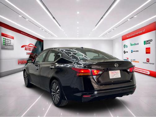 Super Black 2025 Nissan Altima 2.5 SV