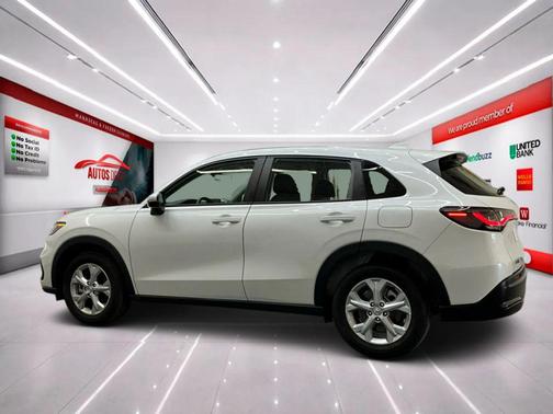 Platinum White Pearl 2025 Honda HR-V LX