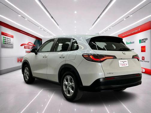 Platinum White Pearl 2025 Honda HR-V LX