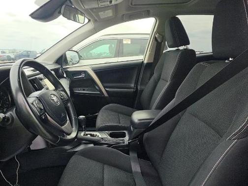 Super White 2018 Toyota RAV4 XLE