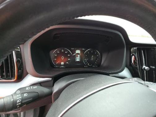 Electric Silver Metallic 2018 Volvo XC60 T6 Momentum