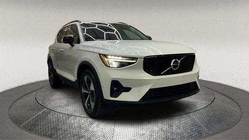 2023 Volvo XC40 B4 Ultimate Dark Theme