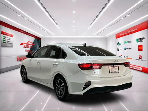 Snow White Pearl 2023 Kia Forte LXS