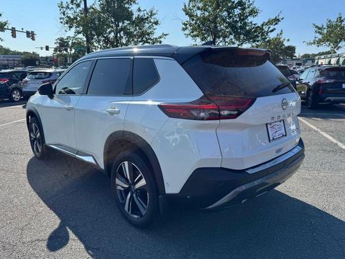 Pearl White Tricoat/Super Black 2023 Nissan Rogue SL