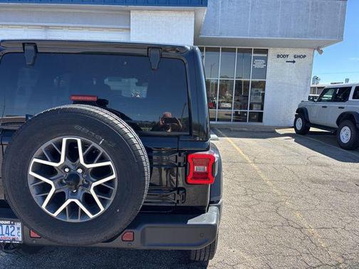 2025 Jeep Wrangler 4-Door Sahara 4x4