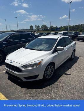 OXFORD WHITE 2018 Ford Focus SE