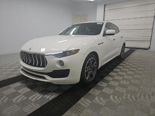 Bianco 2019 Maserati Levante Base