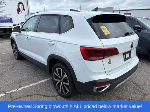 Pure White 2022 Volkswagen Taos 1.5T SE