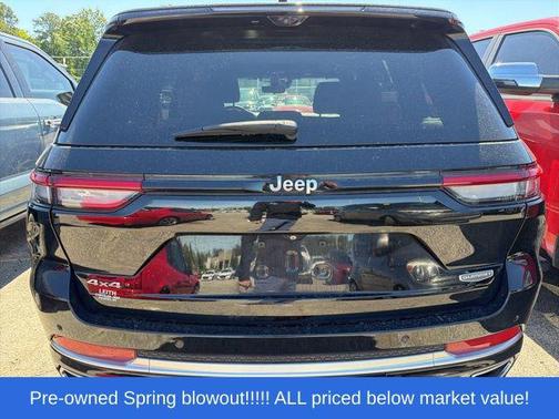 Diamond Black Crystal Pearlcoat 2022 Jeep Grand Cherokee Summit