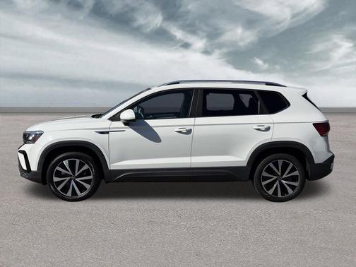 Pure White 2022 Volkswagen Taos 1.5T SE