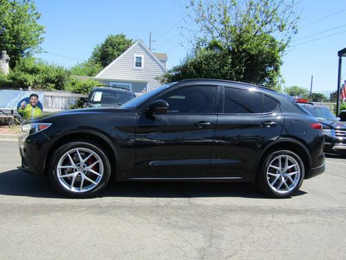 Vulcano Black Metallic 2018 Alfa Romeo Stelvio Ti Sport