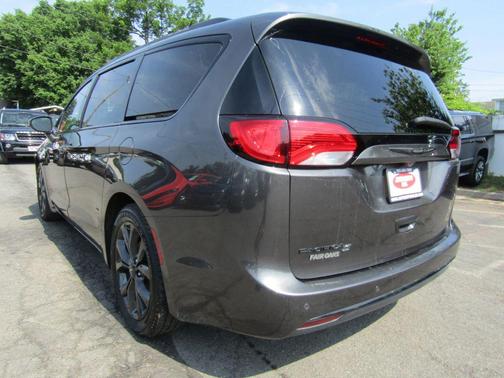 Granite Crystal Metallic Clearcoat 2018 Chrysler Pacifica Touring-L Plus