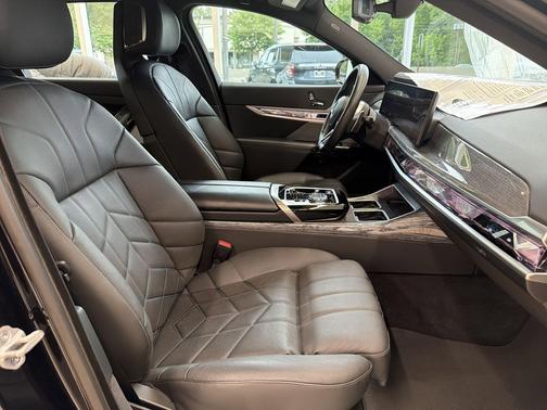 Black Sapphire Metallic 2023 BMW 760 i xDrive