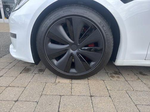 Pearl White Multi-Coat 2024 Tesla Model S Plaid