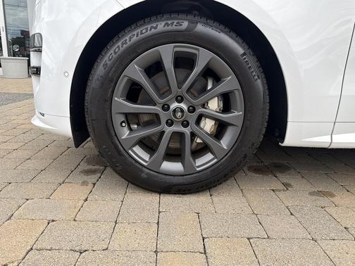 White 2025 Land Rover Range Rover Sport SE