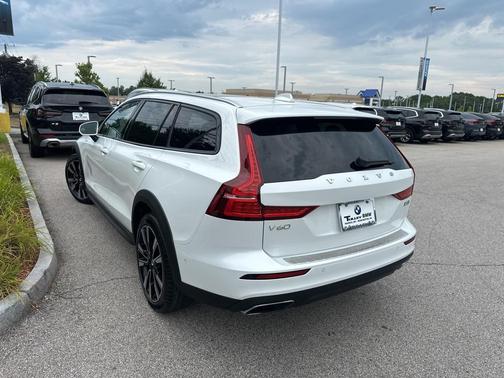 2022 Volvo V60 Cross Country T5