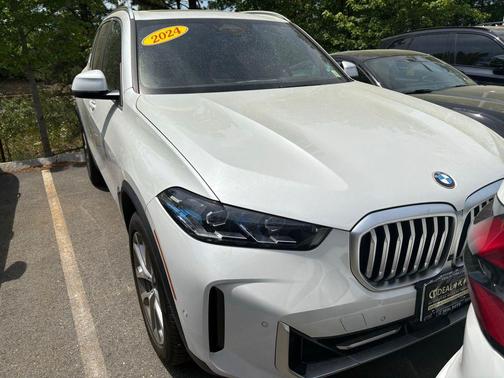 Mineral White Metallic 2024 BMW X5 xDrive40i