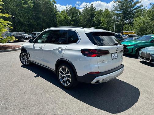 Mineral White Metallic 2024 BMW X5 xDrive40i