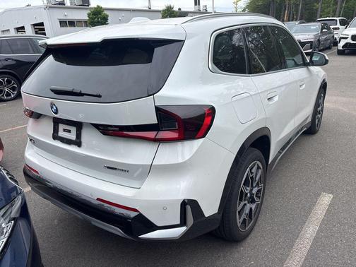 Mineral White Metallic 2025 BMW X1 xDrive28i