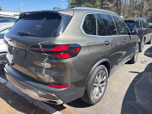 Manhattan Green Metallic 2025 BMW X5 xDrive40i