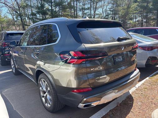 Manhattan Green Metallic 2025 BMW X5 xDrive40i