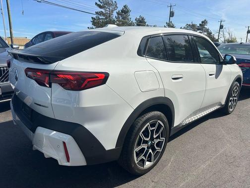 Alpine White 2025 BMW X2 xDrive28i