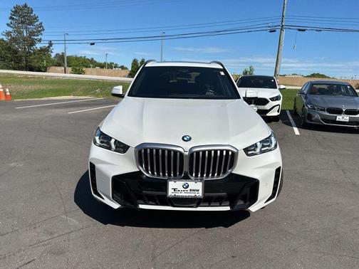 Mineral White Metallic 2024 BMW X5 xDrive40i