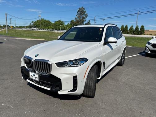 Mineral White Metallic 2024 BMW X5 xDrive40i