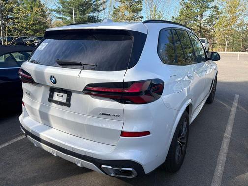 Mineral White Metallic 2024 BMW X5 xDrive40i