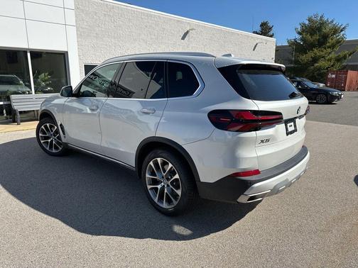Mineral White Metallic 2024 BMW X5 xDrive40i