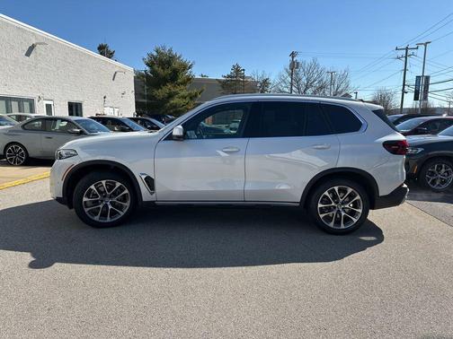 Mineral White Metallic 2024 BMW X5 xDrive40i