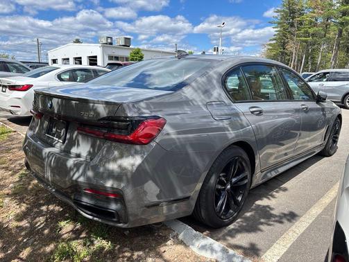 Bernina Grey Amber Effect Metallic 2022 BMW 750 i xDrive