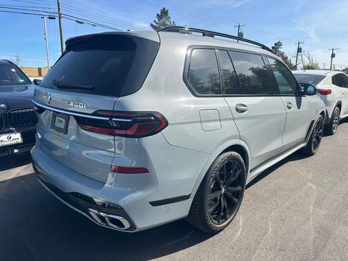 Brooklyn Grey Metallic 2026 BMW X7 M60i
