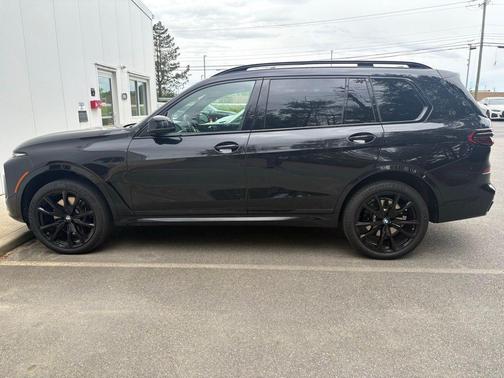 Black Sapphire Metallic 2024 BMW X7 xDrive40i