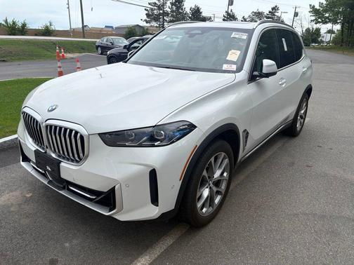 Mineral White Metallic 2024 BMW X5 xDrive40i