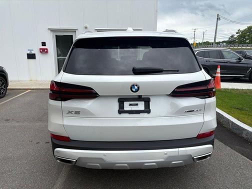 Mineral White Metallic 2024 BMW X5 xDrive40i