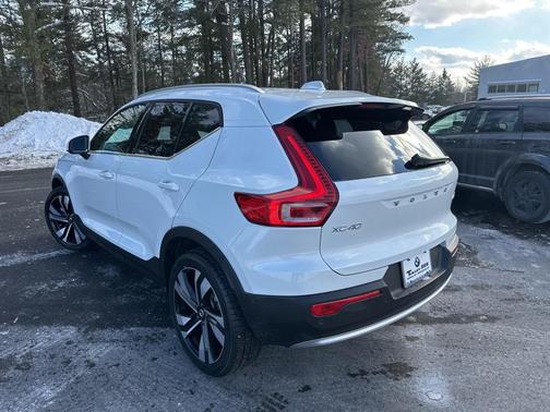 2024 Volvo XC40 B5 Plus Bright Theme