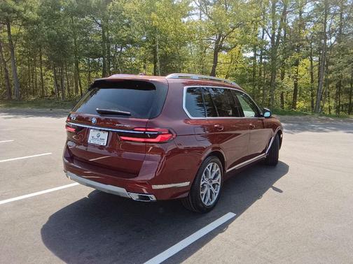 Aventurin Red Metallic 2026 BMW X7 xDrive40i