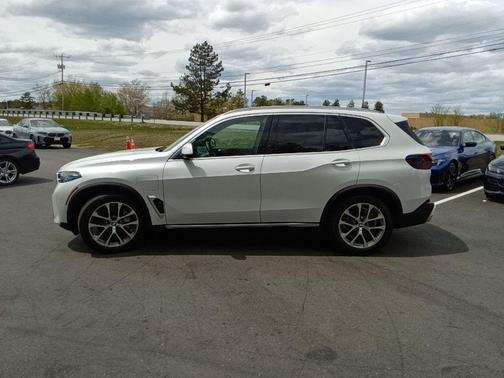Mineral White Metallic 2024 BMW X5 PHEV xDrive50e