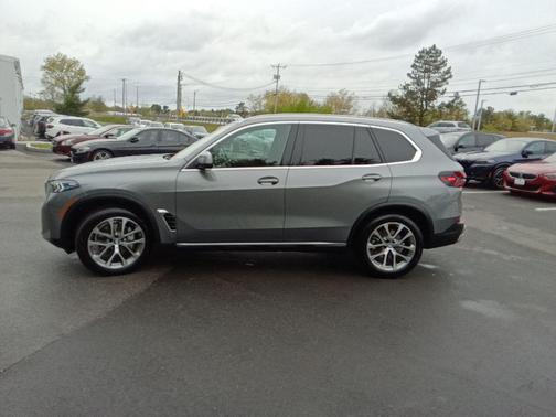 Skyscraper Grey Metallic 2026 BMW X5 xDrive40i