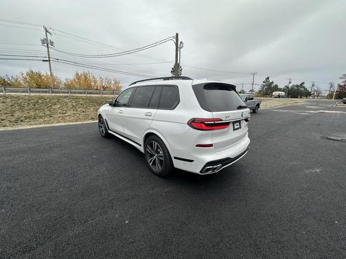 2025 BMW X7 M60i