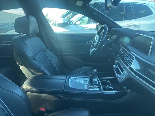 2022 BMW 740 i xDrive