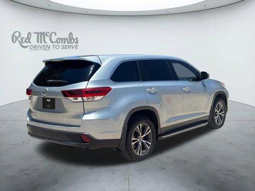 Celestial Silver Metallic 2019 Toyota Highlander LE