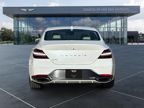 Uyuni White 2026 Genesis G70 2.5T Prestige