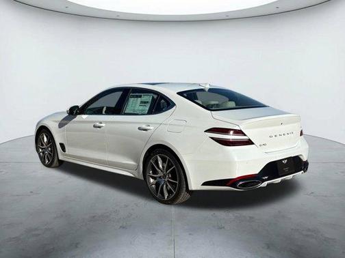 Uyuni White 2026 Genesis G70 2.5T Prestige