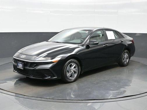 Black 2024 Hyundai ELANTRA SE