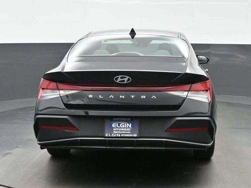 Black 2024 Hyundai ELANTRA SE