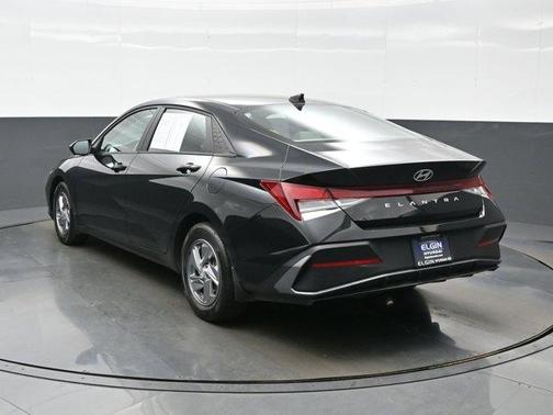 Black 2024 Hyundai ELANTRA SE
