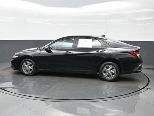 Black 2024 Hyundai ELANTRA SE