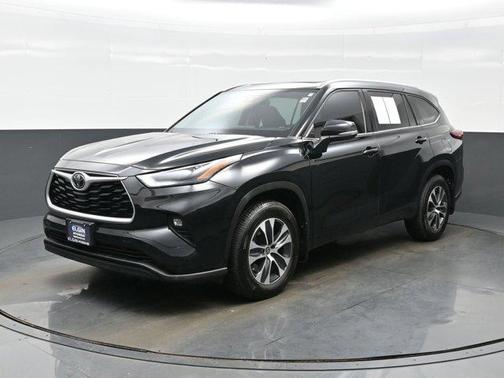 Midnight Black Metallic 2022 Toyota Highlander XLE